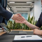 L’effet d’ancrage en négociation : comment influencer les décisions dès le départ